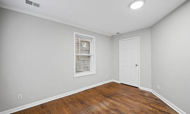 Building Photo - STUNNING! Three bedroom house!