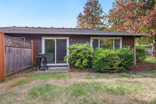 Building Photo - MOVE IN READY NOW! Normandy Park 1 level 2...