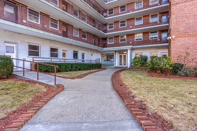 Building Photo - 97-40 62nd Dr