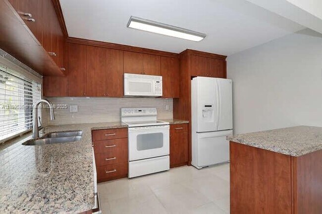 Building Photo - 4732 SW 67th Ave