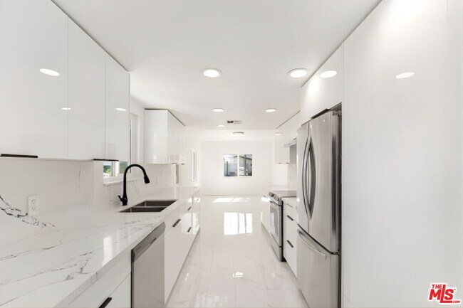 Building Photo - 2522 Armacost Ave