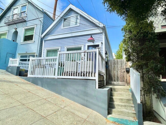 Building Photo - Remodeled Off Street Cottage 2BR/1BA Priva...