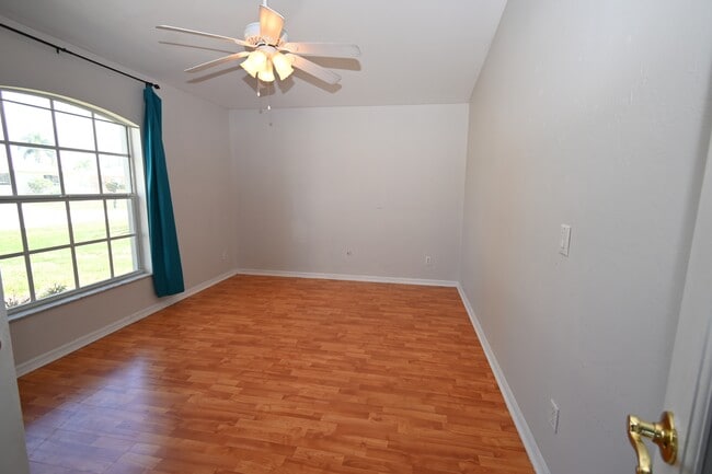 Building Photo - 136 SE 19th Ln