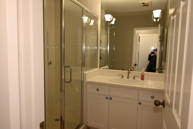 Building Photo - Very Cute 1 Bd/1Ba back half of duplex.