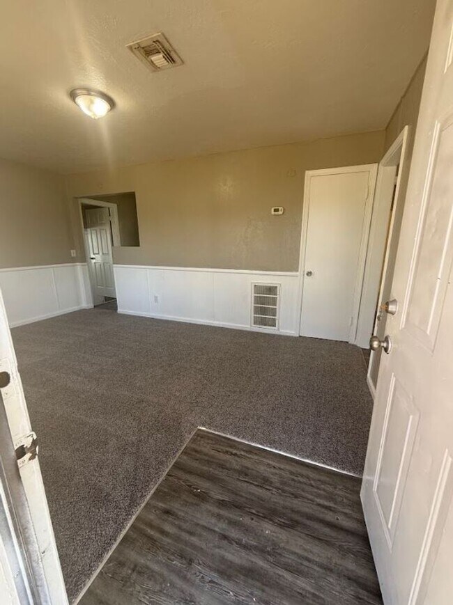 Building Photo - Charming 4 Bedroom House!