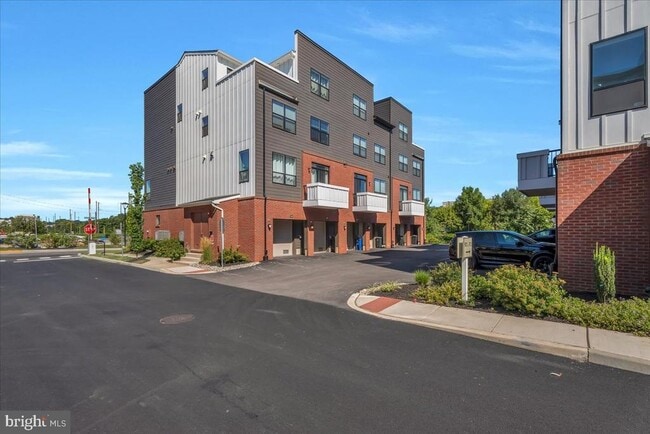 Building Photo - 904 Riverplace Dr