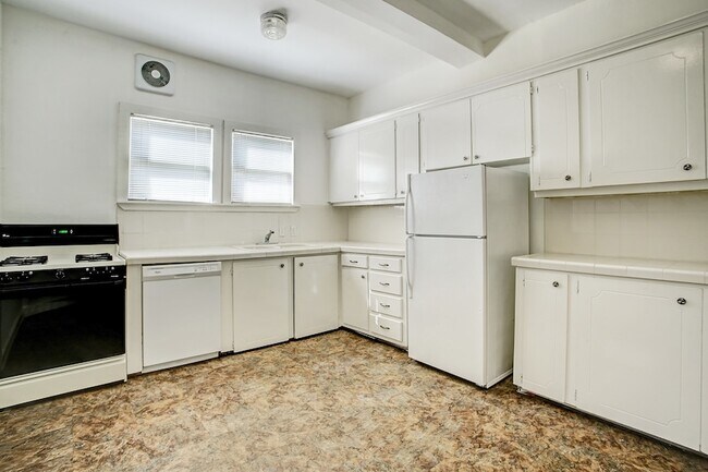 Building Photo - 1127 Yale St