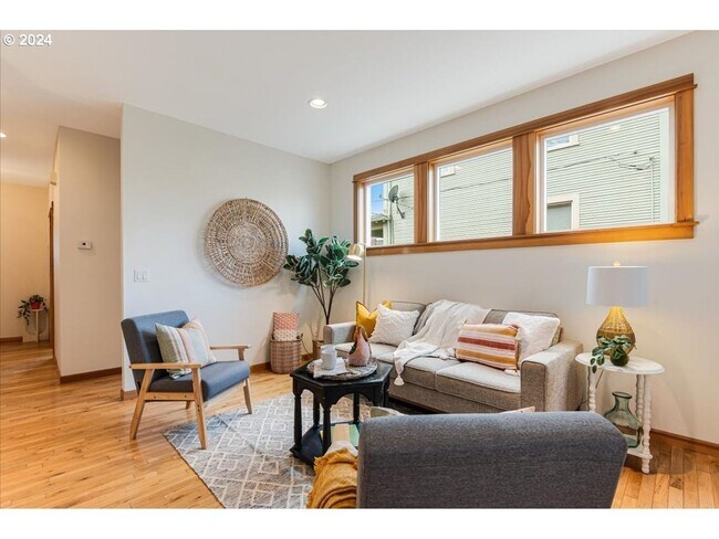 Building Photo - Charming 3-Bed, 2.5-Bath Townhome with Private Patio, Open Floor Plan, and Prime King Neighborhoo...