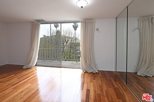 Building Photo - 100 S Doheny Dr