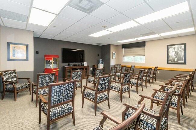 Building Photo - 565 Albany Ave