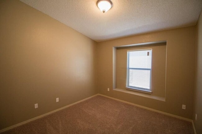 Building Photo - Amazing 3 bedroom 2 bath home in East El Paso!