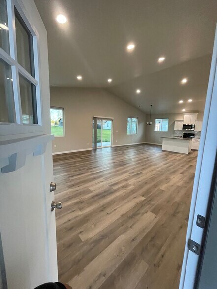 Building Photo - 6063 Murray Way NE