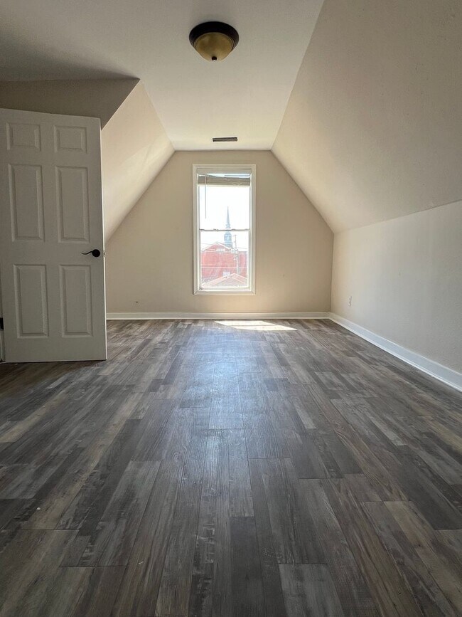 Building Photo - 908 N Main St