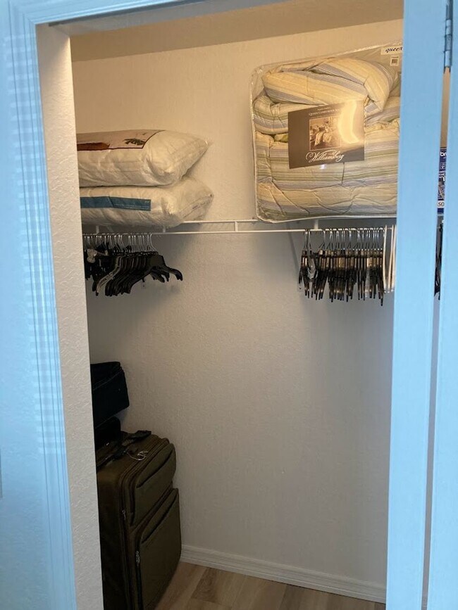 Building Photo - Short term FURNISHED vacation rental , 3x2...