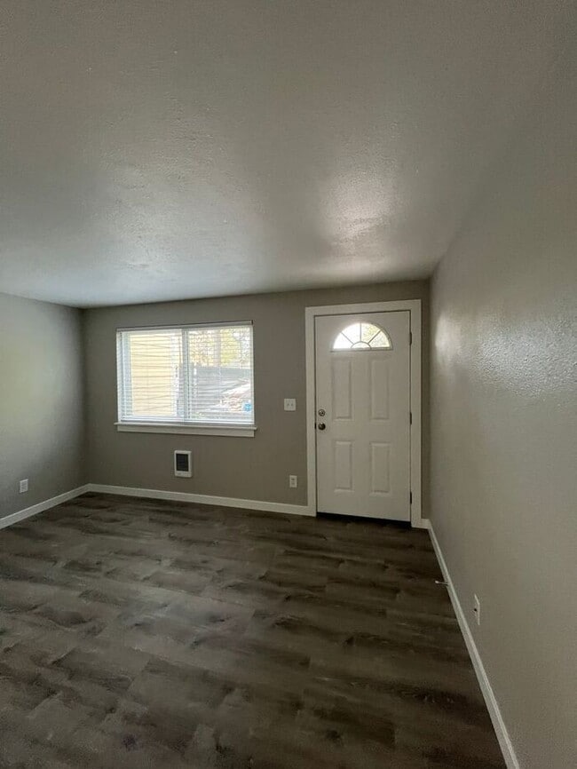 Building Photo - Updated 2BD/1BA Townhome- Move-In Ready Just in Time for Summer!