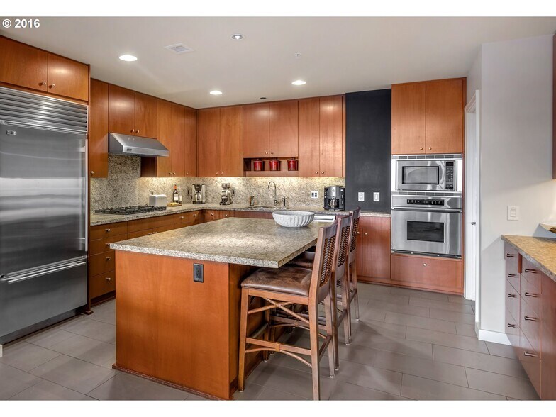 Building Photo - 1025 NW Couch St