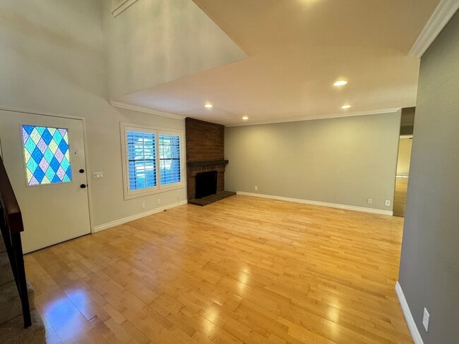 Building Photo - Charming 3Bd/2.5Ba w/Private Yard and New ...