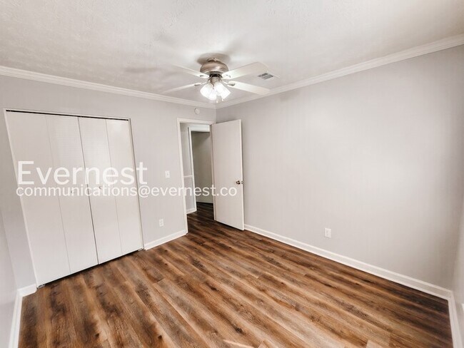 Building Photo - 3 Bed/2 Bath Home with Garage / Pet-Friendly / Coming Soon!