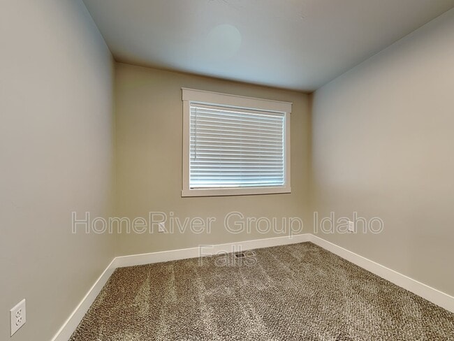 Building Photo - 380 S 3rd W