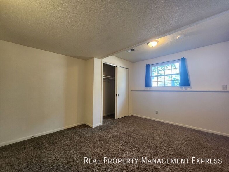 Building Photo - 2800 W McClellan St