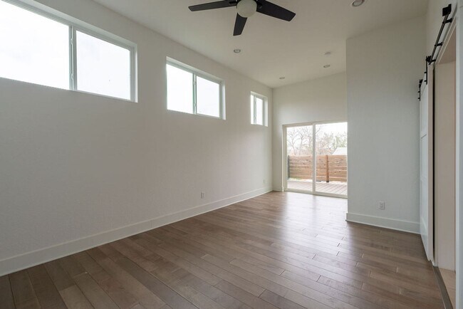 Building Photo - Tip Tier Views at this Beautiful 4 bedroom, 3 bathroom home in Central East Austin!!!