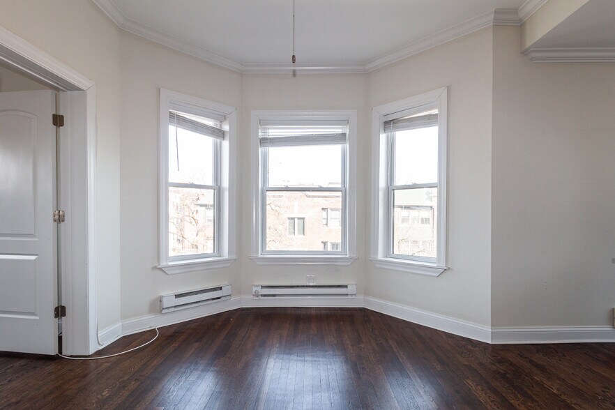 Building Photo - 923 W Waveland Ave