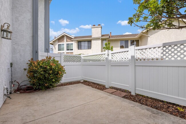 Building Photo - 844 Bluebell Ct