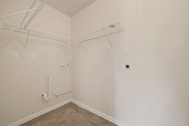 Building Photo - 5830 Southlea St