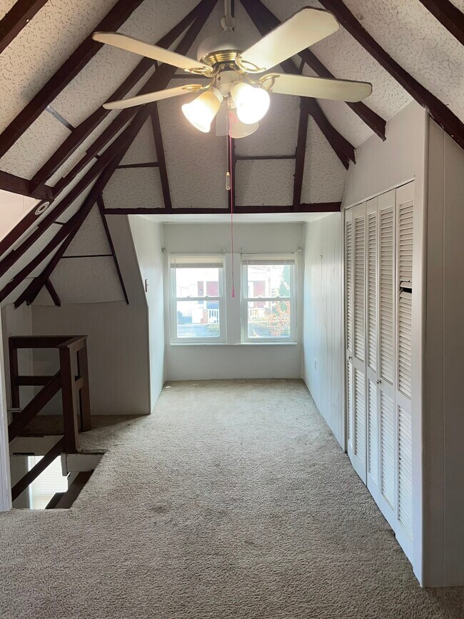 Building Photo - 2022 Plainview Ave