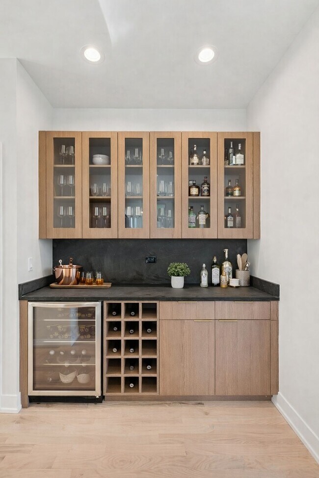 Building Photo - 4536 S Prairie Ave