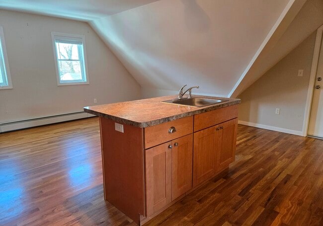 Building Photo - 674 Main St