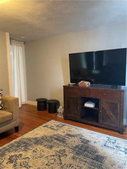 Building Photo - 12 Third School St