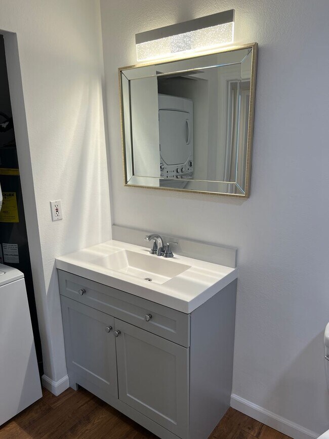 Building Photo - Newly renovated 2 bed x 1 bath on top floor in Kirkland!