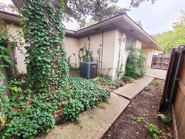 Building Photo - 2 Bed, 2 Bath Duplex near White Rock Lake!