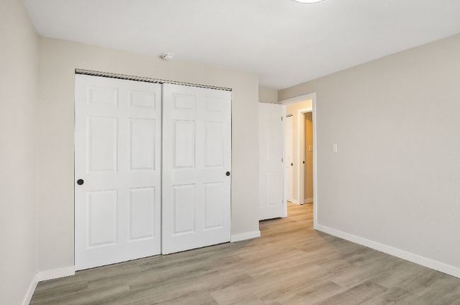 Building Photo - Completely Renovated Apartment!