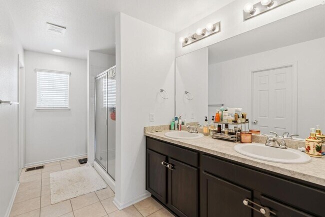 Building Photo - 5576 Bexley Dr