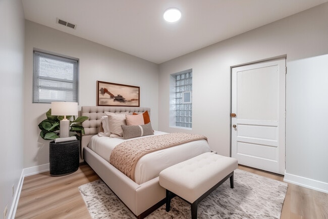 Building Photo - 1010 N Kedzie Ave