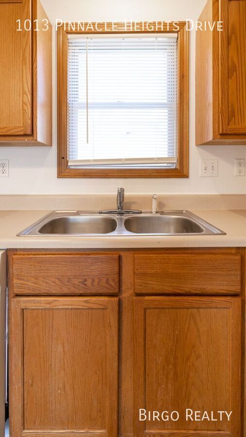 Building Photo - Updated 2-BED with LUXURY VINYL FLOORING