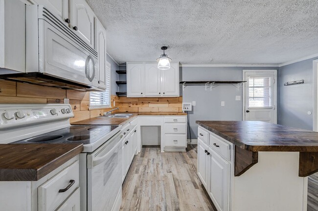 Building Photo - Charming 3-Bedroom 1.5 Bath Cottage-Style Bungalow with Open Floorplan and Kitchen Island