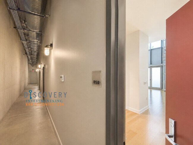 Building Photo - Modern Live/Work Loft At Market Square In Old Oakland