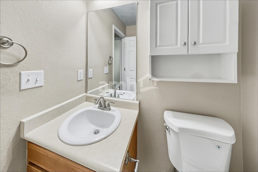 Building Photo - 1556 S Catawba Cir