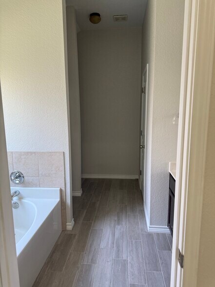 Building Photo - 1123 Neuberry Cliffe
