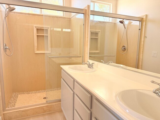 Building Photo - 3bd/2bath Single Story Home!
