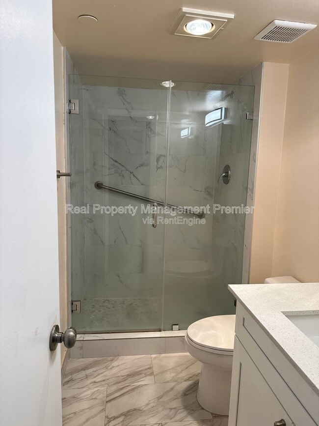 Building Photo - 1100 St Charles Pl