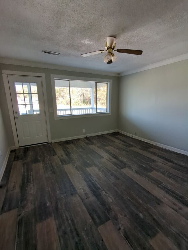 Building Photo - 2 Bedroom Rossville House
