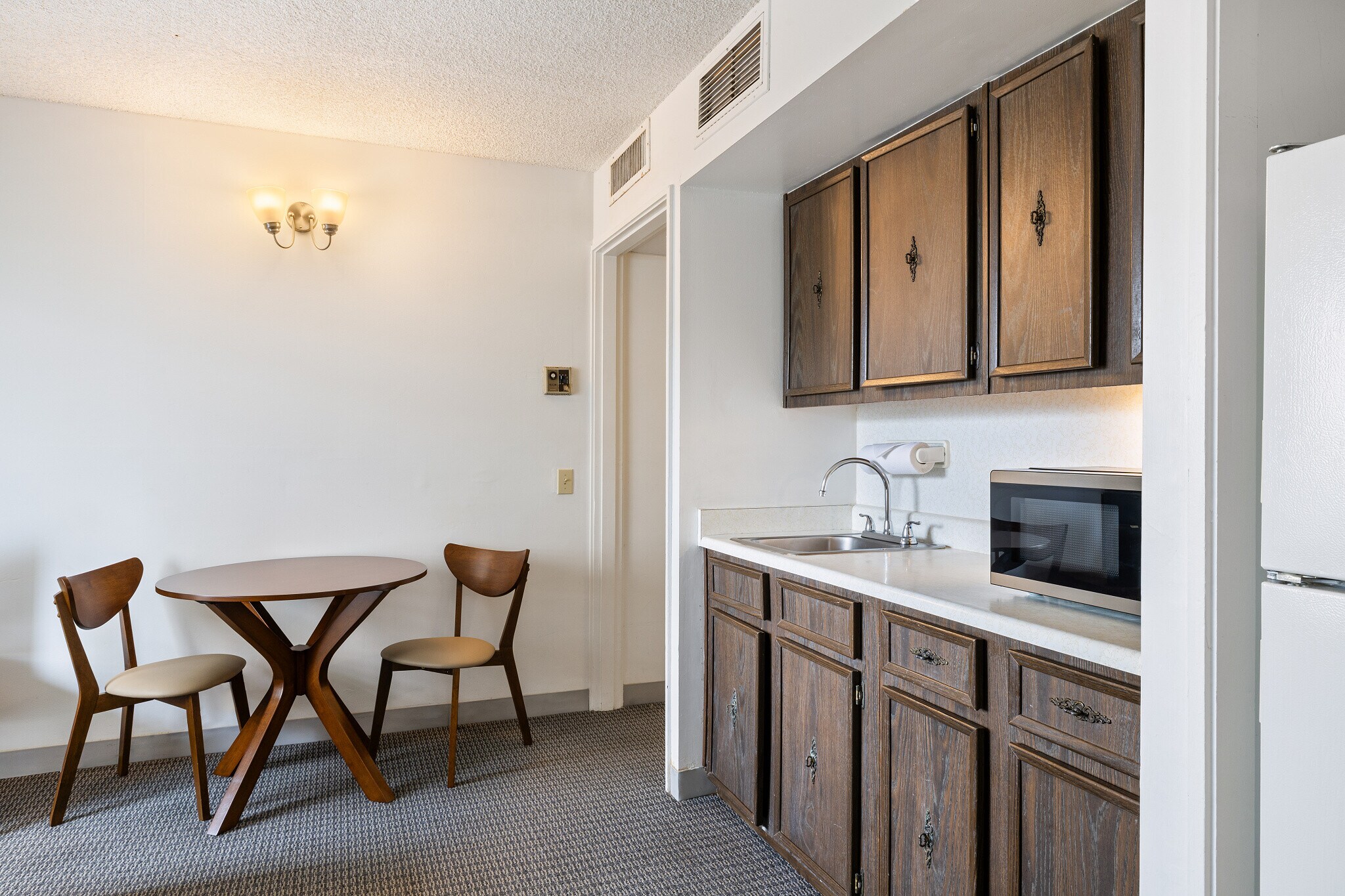 Building Photo - 2440 Kuhio Ave