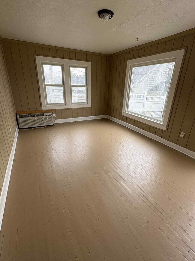 Building Photo - Small Home!