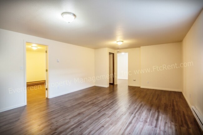 Building Photo - 904-906 Camelot Ct.