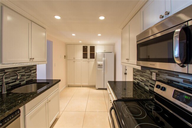 Building Photo - 1833 S Ocean Dr