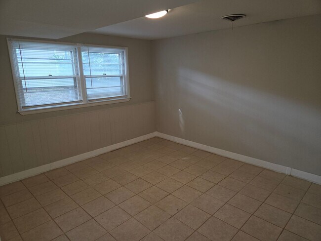 Building Photo - 1607 Highridge Dr